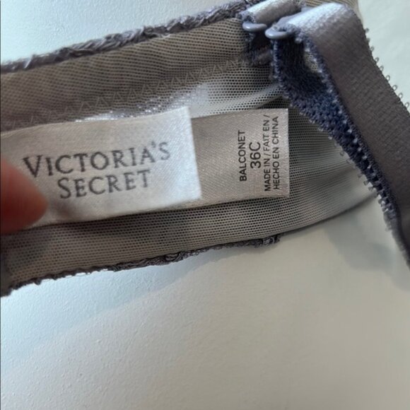 Victoria's Secret Gray Lace Underwire Bra with Scalloped Edges - Picture 6 of 6
